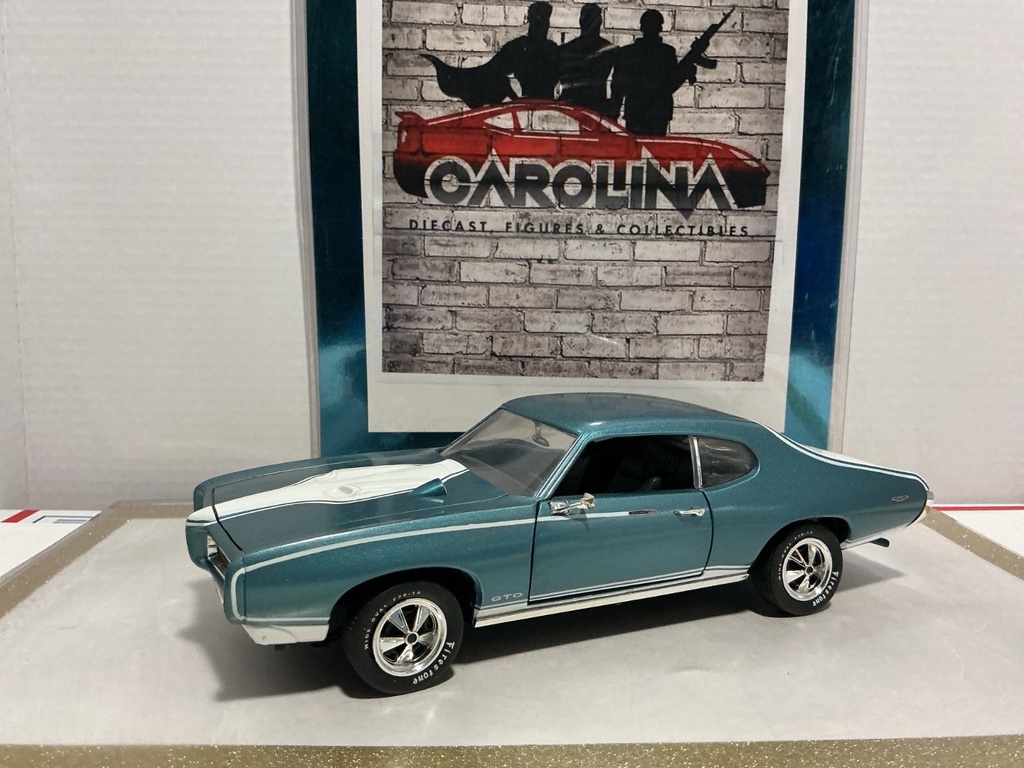 1/18: ERTL 1969 PONTIAC GTO ROYAL BODCAT CRYSTAL TURQUOISE ON BLACK