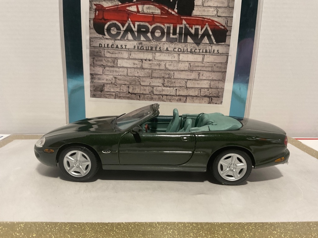 1/18: MAISTO JAGUAR XK8 GREEN ON GREEN