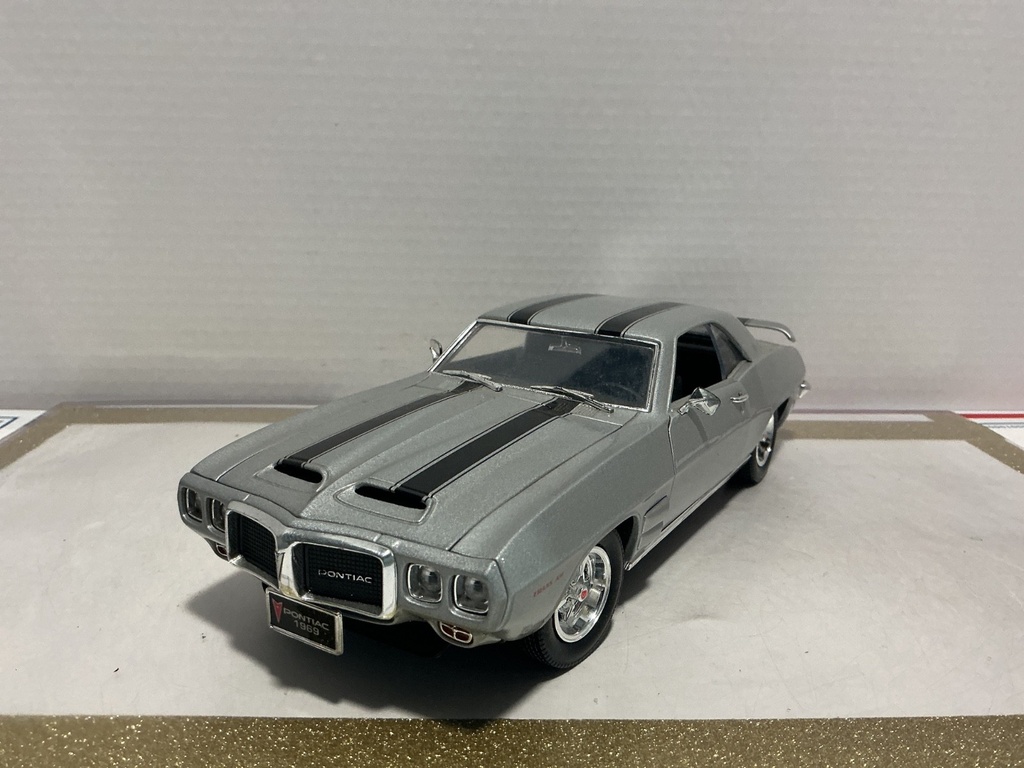 [111063] 1/18: ROAD SIGNATURE 1969 PONTIAC FIREBIRD TRANS AM SILVER WITH BLACK STRIPE