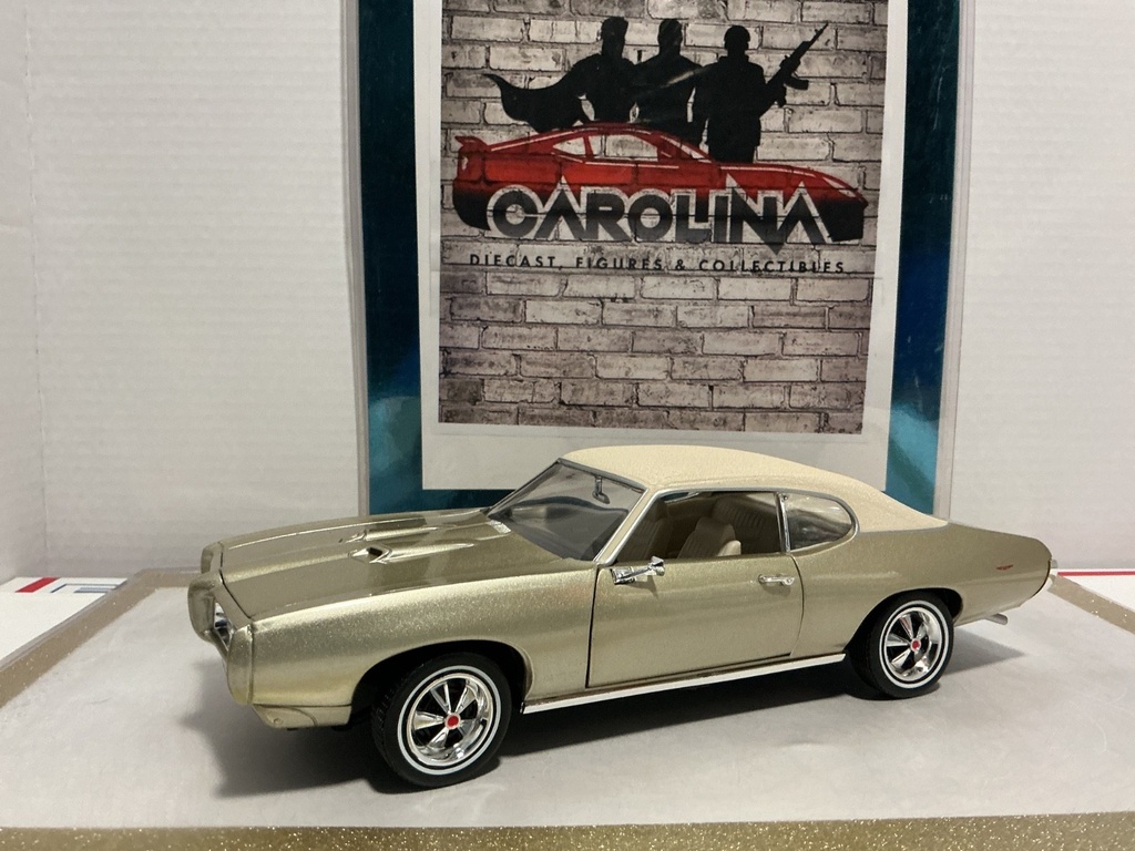 [111078] 1/18: ERTL 1969 PONTIAC GTO CHAMPAGNE ON CREAM