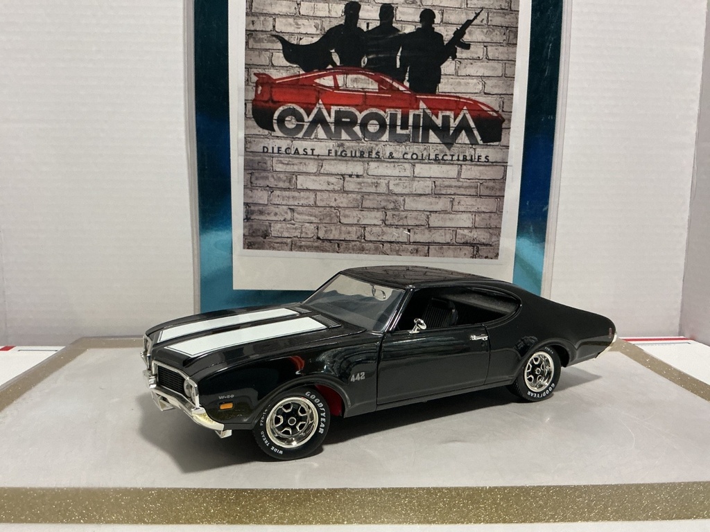 1/18: ERTL 1969 OLDSMOBILE 442 W30 BLACK ON BLACK