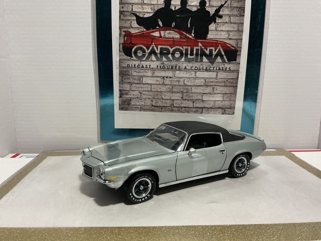 [111082] 1/18: ERTL 1969 CHEVROLET CAMARO SS RAG TOP SILVER ON BLACK