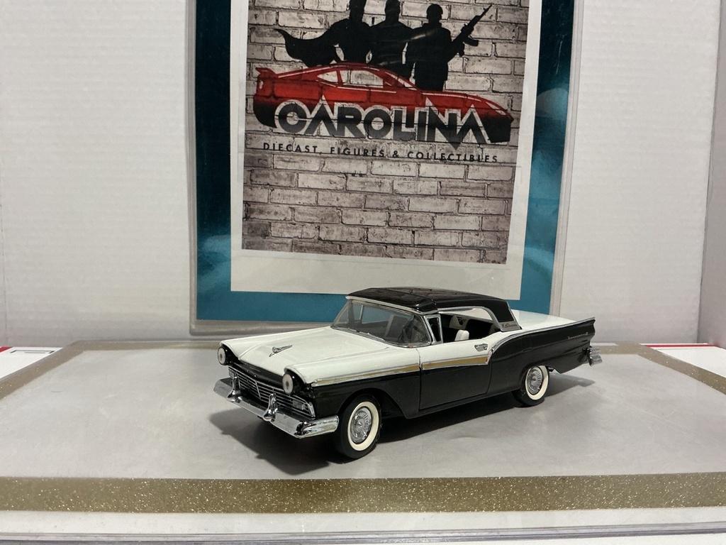 [010570] 1/24: FRANKLIN MINT 1957 FORD SKYLINER