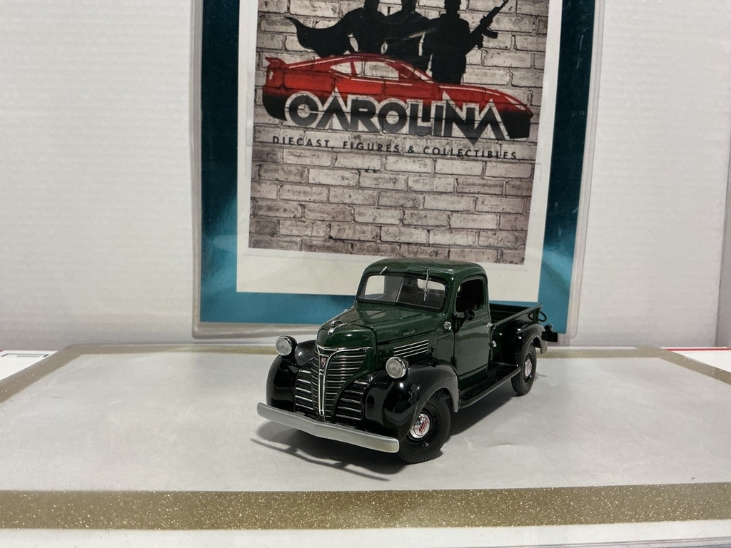[010573] 1/24: DANBURY MINT 1941 PLYMOUTH PICKUP *MISSING WIPER*