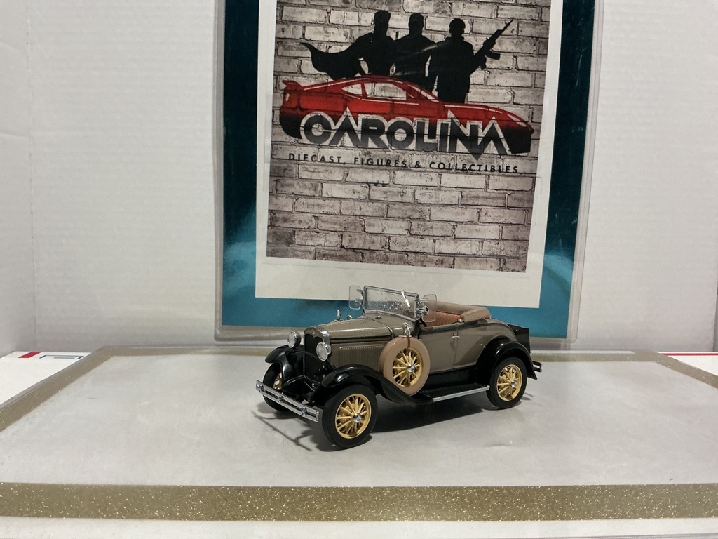 [010582] 1/24: DANBURY MINT 1931 FORD MODEL A ROADSTER *MISSING EMBLEM TAG*