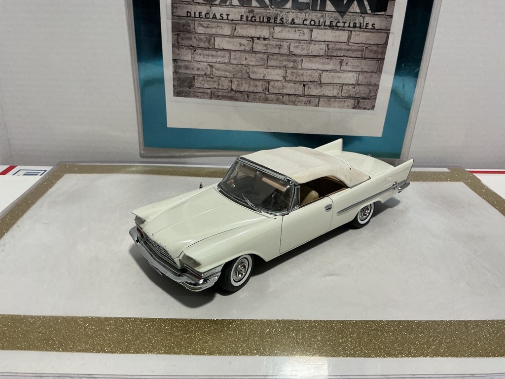 [010612] 1/24: DANBURY MINT 1957 CHRYSLER 300C *NO MIRROR, ROOF HAS SPOTTING*
