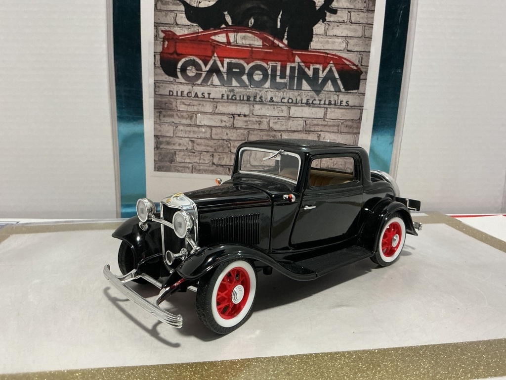 1/18: ROAD SIGNATURE 1932 FORD 3 WINDOW COUPE