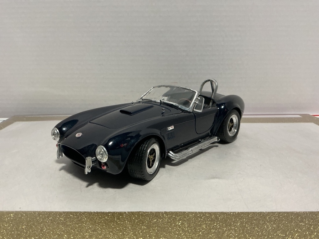 [111164] 1/18: ROAD TOUGH SHELBY COBRA 427S/C BLUE ON BLACK