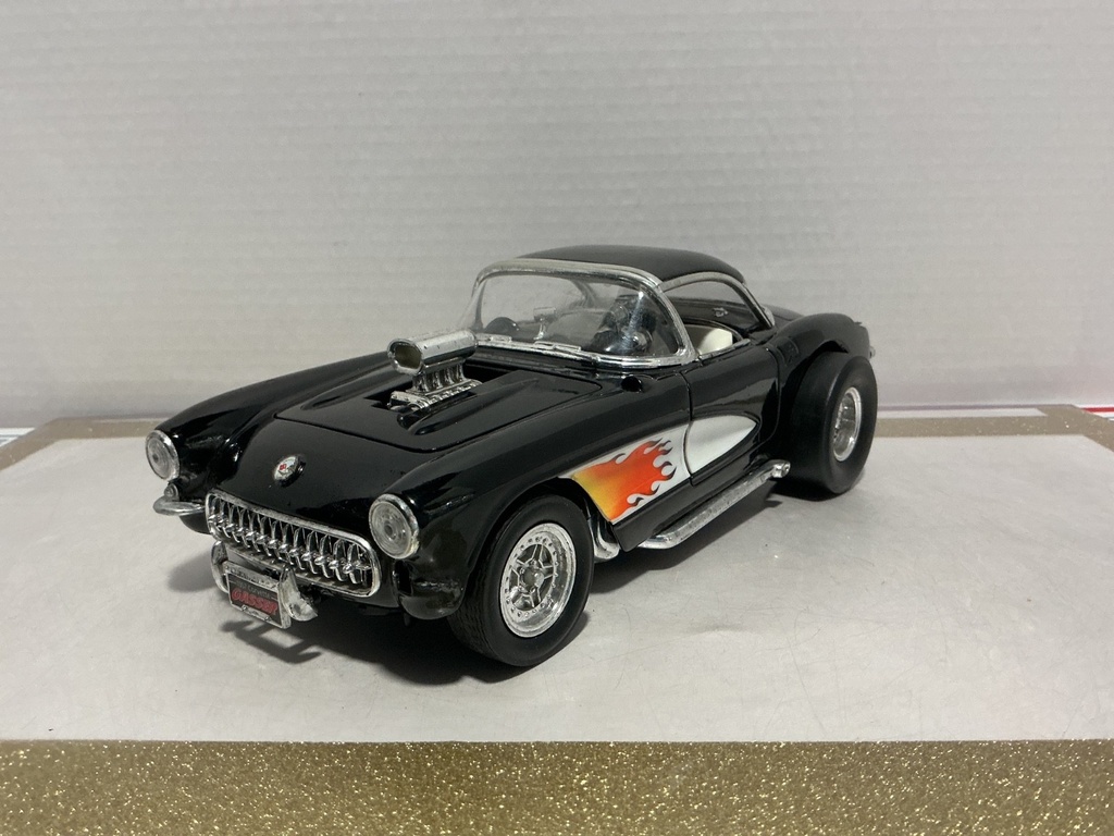 1/18: ROAD SIGNATURE 1957 CHEVROLET CORVETTE GASSER BLCK ON WHITE