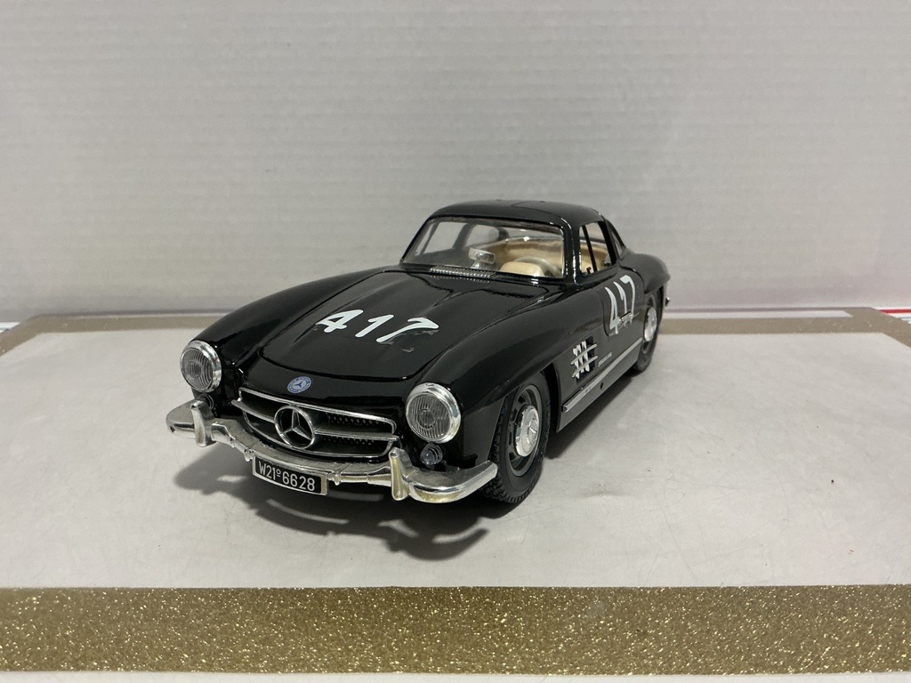 1/18 BURAGO MERCEDES BENNZ 300 SL BLACK ON CREAM