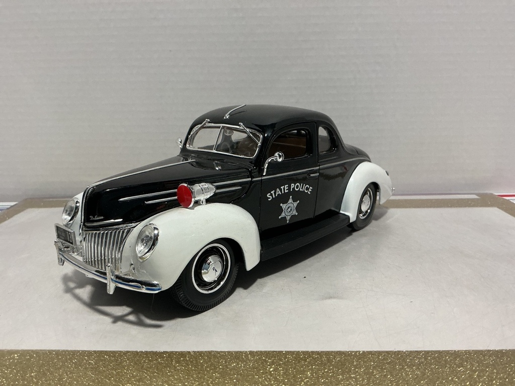 1/18 MAISTO 1939 FORD DELUXE TATE POLICE WHITE/BLACK ON TAN