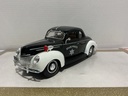 1/18 MAISTO 1939 FORD DELUXE TATE POLICE WHITE/BLACK ON TAN