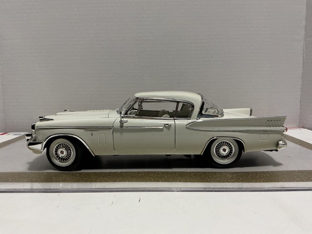 1/18 ANSON 1957 STUDEBAKER GOLD HAWK WHITE ON WHITE *JUNKYARD