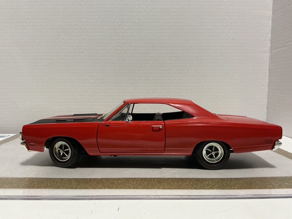 [111187] 1/18 ERTL 1969 PLYMOUTH ROAD RUNNER RED ON BLACK *HANDLE BROKE