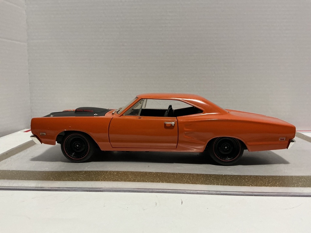 [111188] 1/18 ERTL 1969 DODGE SUPER BEE ORANGE ON BLACK *NO MIRROR