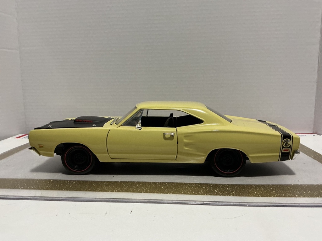 [111189] 1/18 ERTL 1969 DODGE SUPER BEE YELLOW ON BLACK *NO WIPER