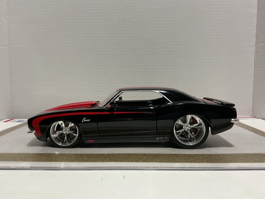 1/18 JADA 1968 CHEVY CAMERO BLACK ON RED