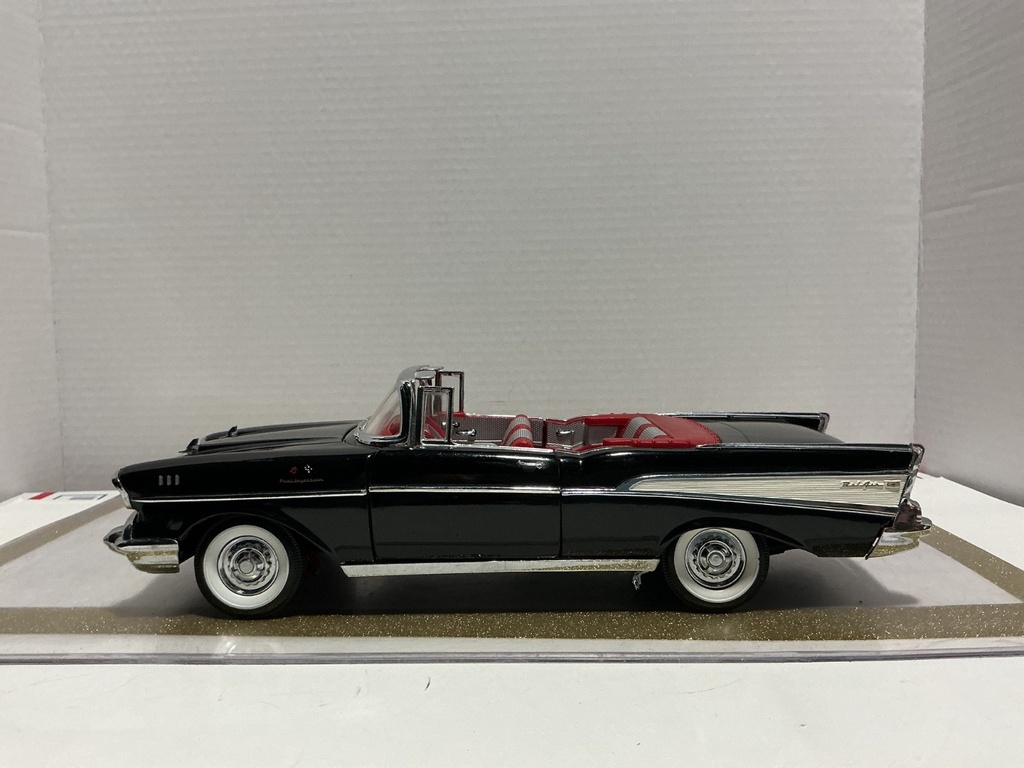 [111195] 1/18 ERTL 1957 CHEVROLET BEL AIR BLACK ON RED/GREY