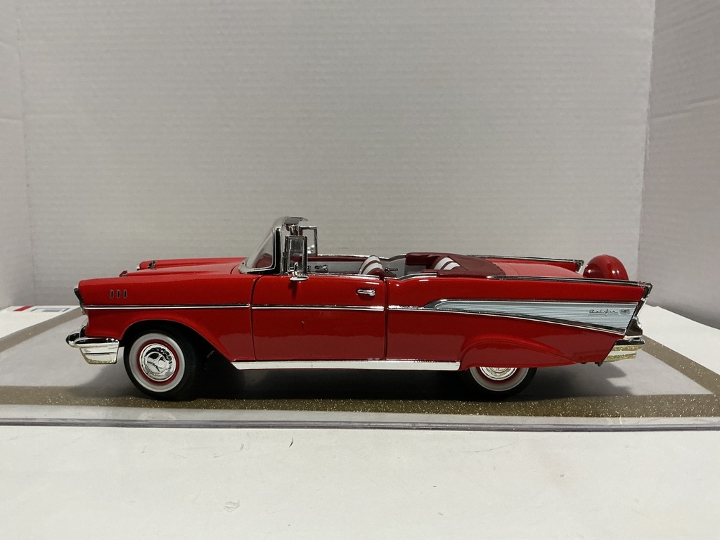 [111196] 1/18 ROAD SIGNATURE 1957 CHEVROLET BEL AIR RED ON RED/WHITE