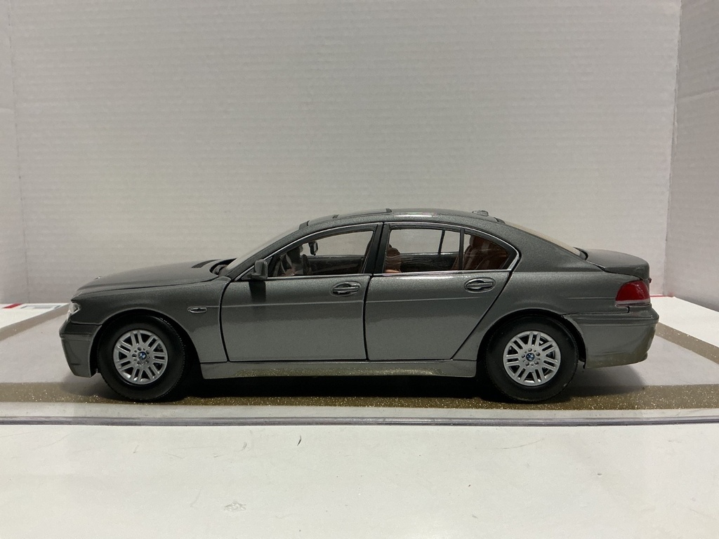 1/18 MOTOR MAX BMW 7 SERIES GREY ON BROWN