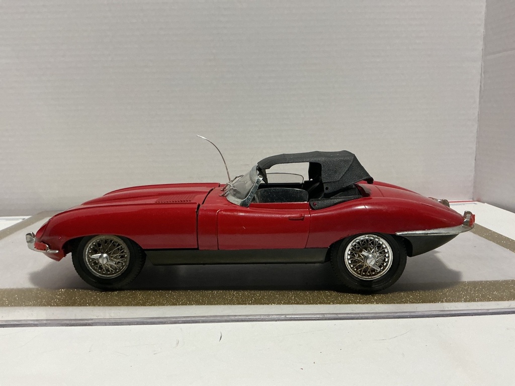 1/18 POLISTIL JAGUAR XK.E RED ON BLACK *JUNKYARD CAR