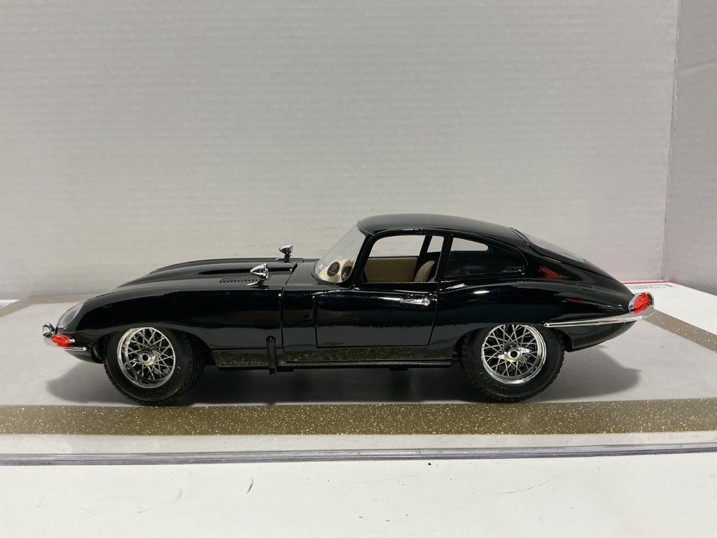 1/18 BURAGO JAGUAR “E” 1961 BLACK ON CREAM