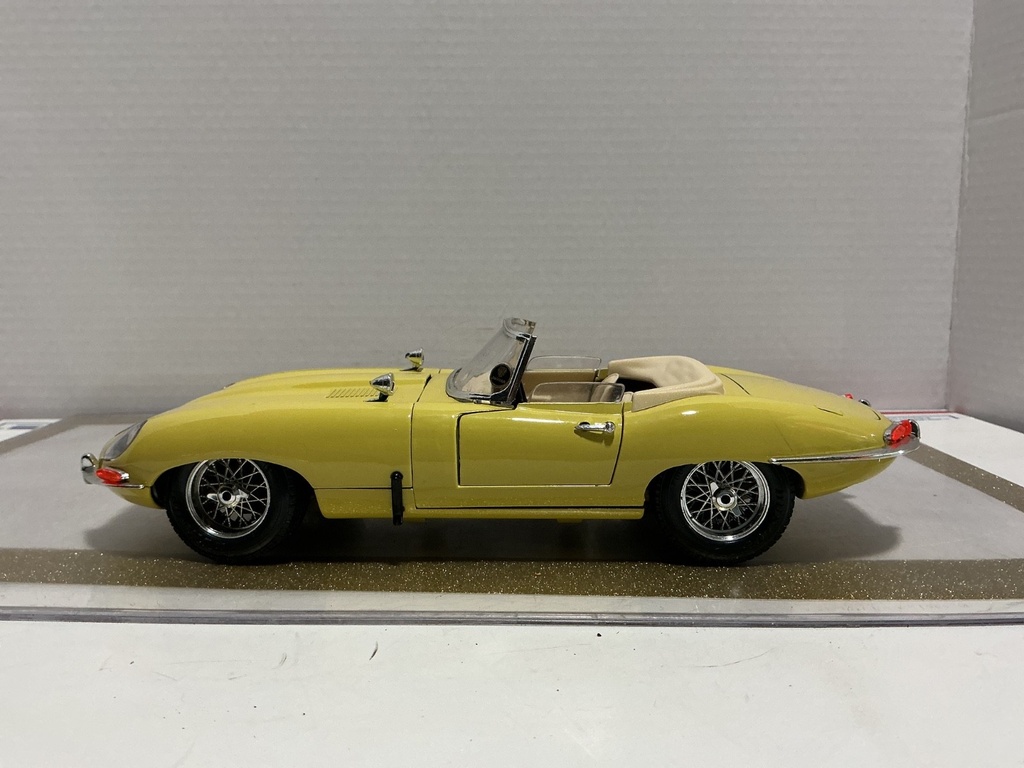 1/18 BURAGO JAGUAR “E” 1961 YELLOW ON TAN