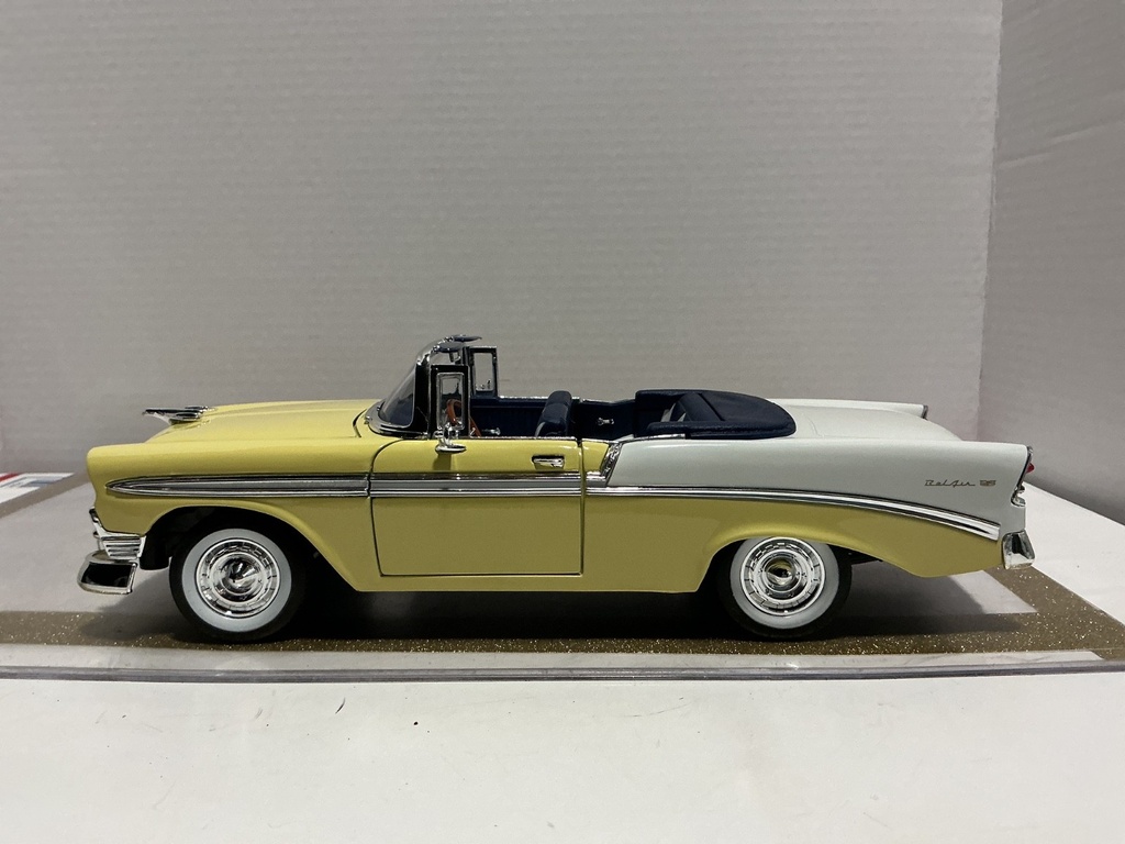 1/18 ROAD SIGNATURE 1956 CHEVROLET BEL AIR YELLOW ON BLUE