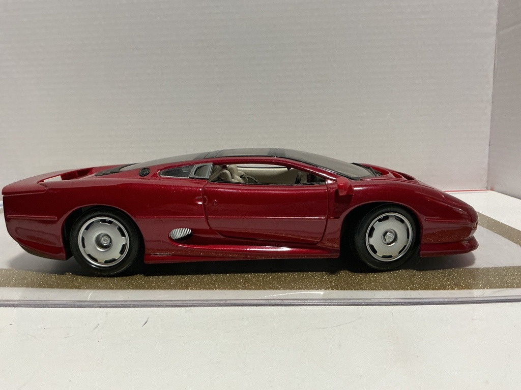 1/18 MAISTO JAGUAR XJ220 RED ON TAN