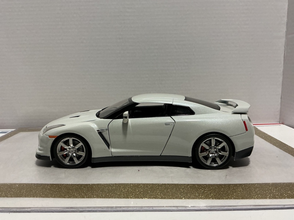 [111232] 1/18 JADA TOYS 2009 NISSAN GT-R WHITE ON BLACK