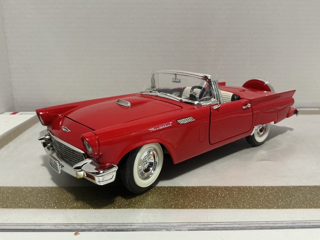 1/18: ROAD SIGNATURE 1957 FORD THUNDERBIRD RED/WHITE