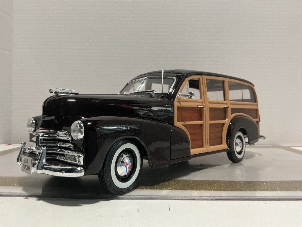 [111030] 1/18 MAISTO 1948 CHEVY FLEETMASTER WOODY BLACK [LIGHT RASHING]