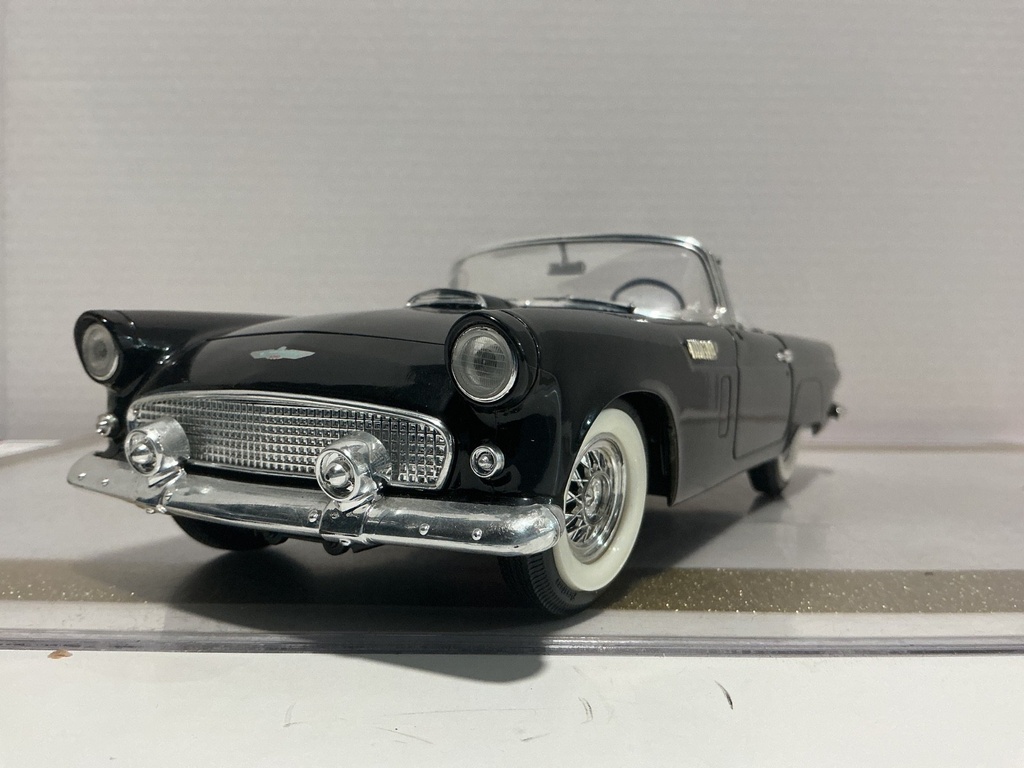 [111031] 1/18 REVELL 1956 T-BIRD BLACK ON WHITE  [LIGHT RASHING ALL OVER]