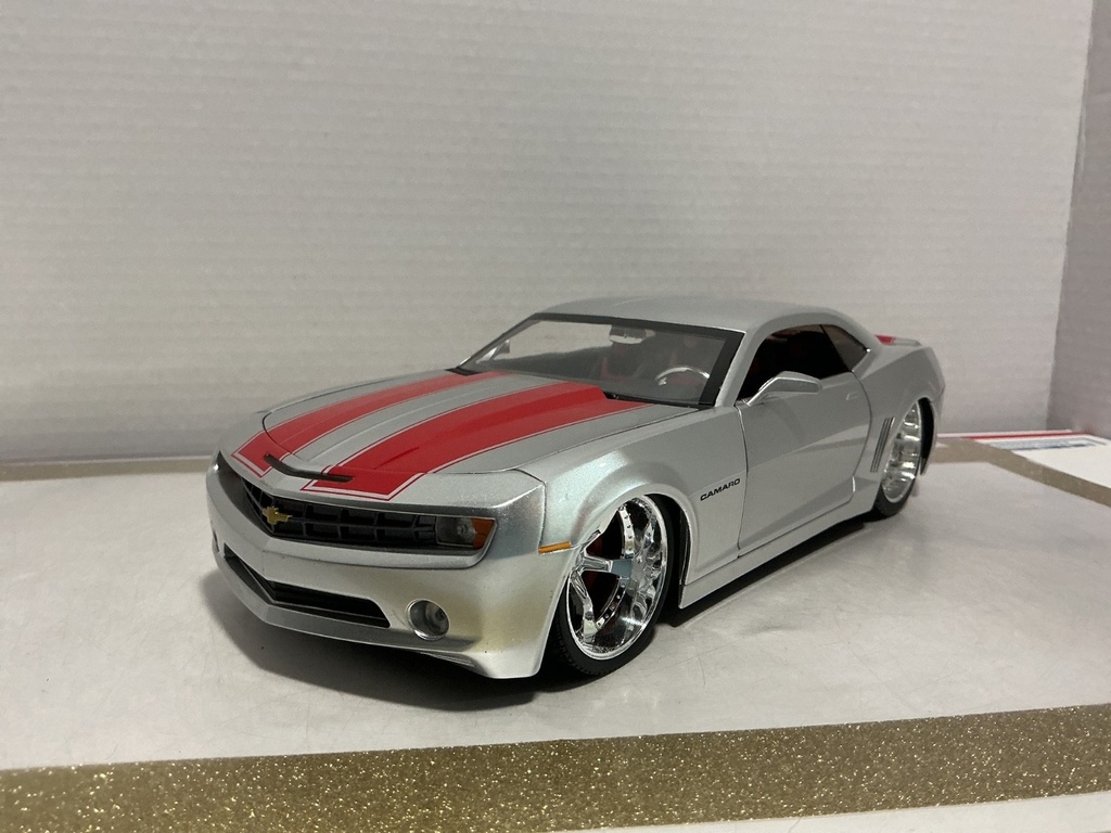 1/18 JADA TOYS 2006 CAMARO CONCEPT SILVER/RED ON RED