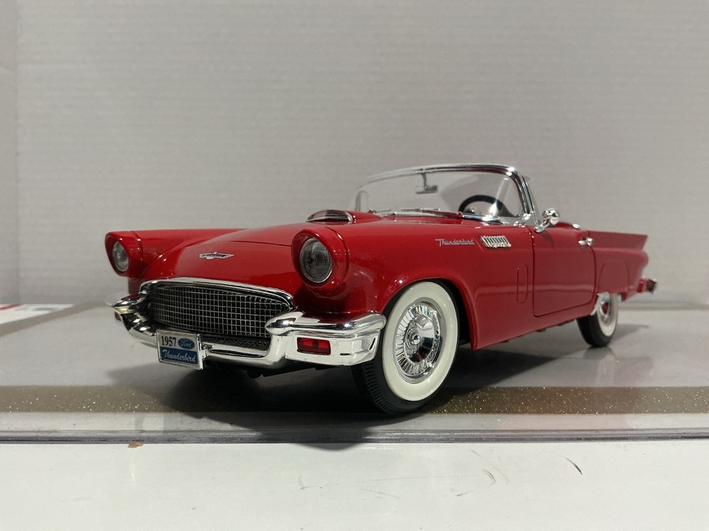 1/18 ROAD SIGNATURE 1957 T BIRD RED ON BLACK [RASHING ON THE SIDES]