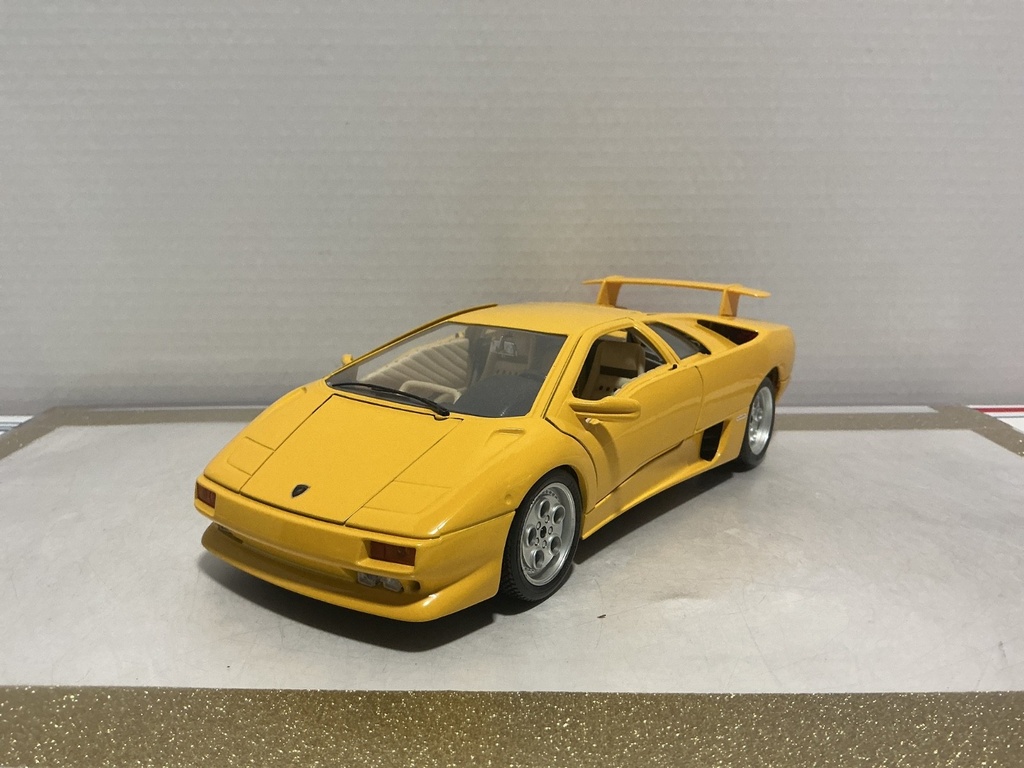 1/18 BURAGO 1990 LAMBORGHINI DIABLO YELLOW ON TAN