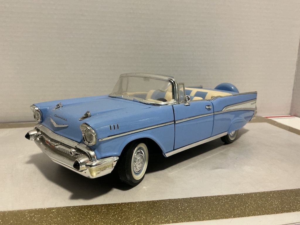 1/18 ROAD LEGENDS ‘57 CHEVROLET BEL AIR PURPLE/BLUE ON CREAM