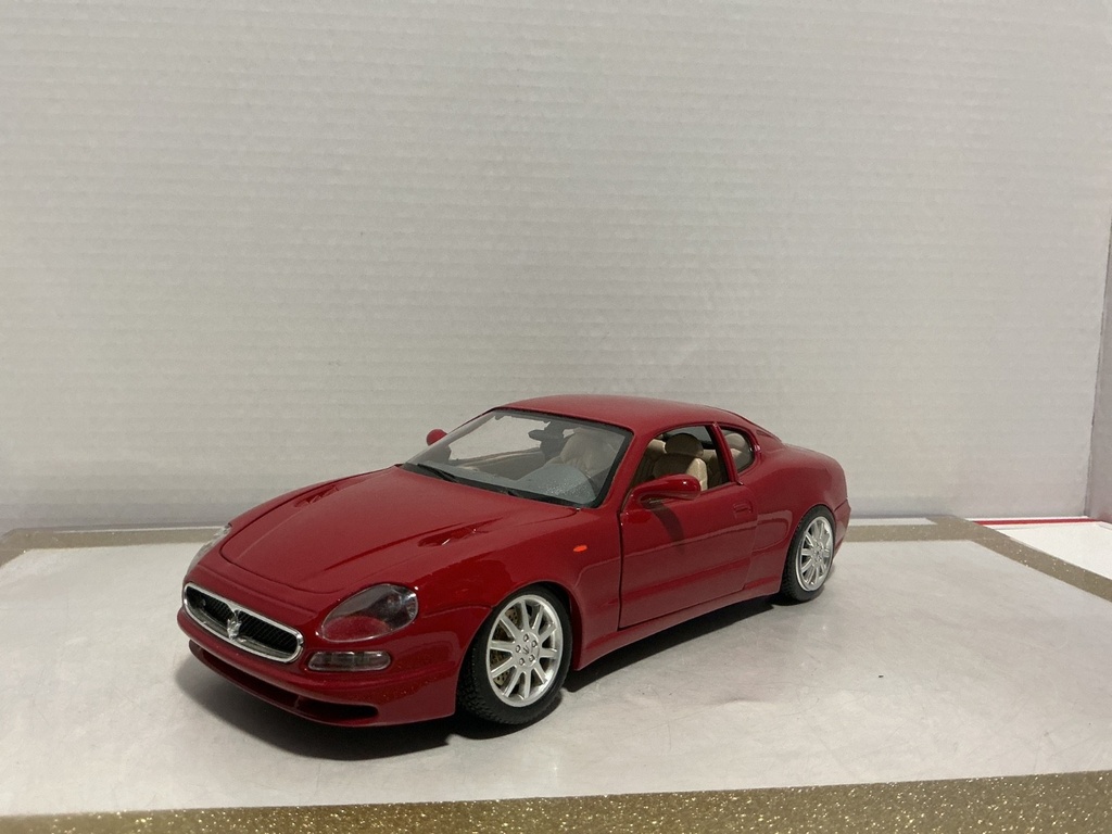1/18 BURAGO 1998 MASERATI 3200 GT RED ON TAN