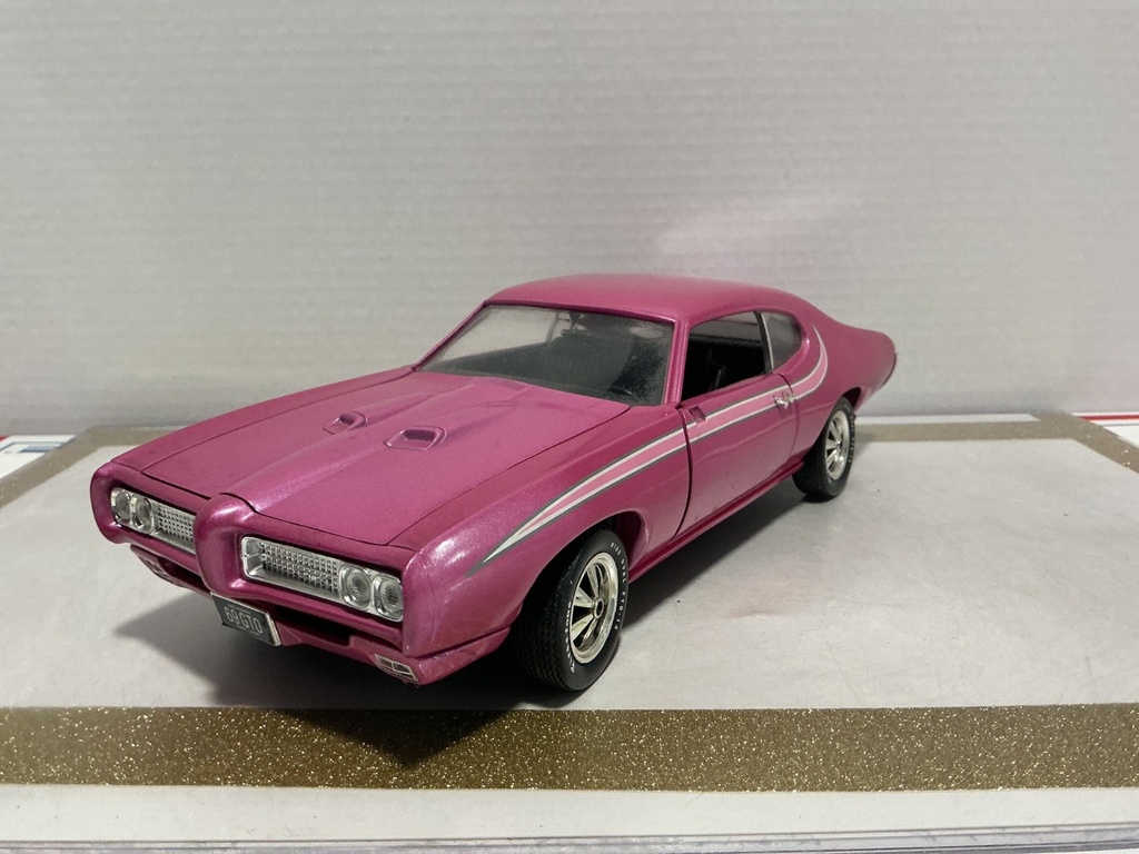 1/18 ERTL 1969 GTO PONTIAC MAGENTA PINK ON BLACK (MISSING DRIVER MIRROR)