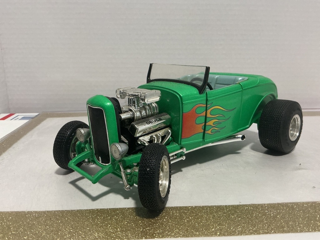 1/18 ERTL 1932 FORD DEUCE GREEN ON GREEN