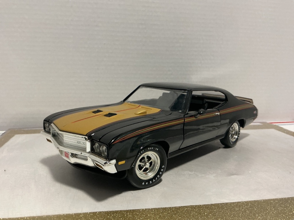 [111273] 1/18 ERTL 1971 BUICK BLACK/GOLD ON BLACK