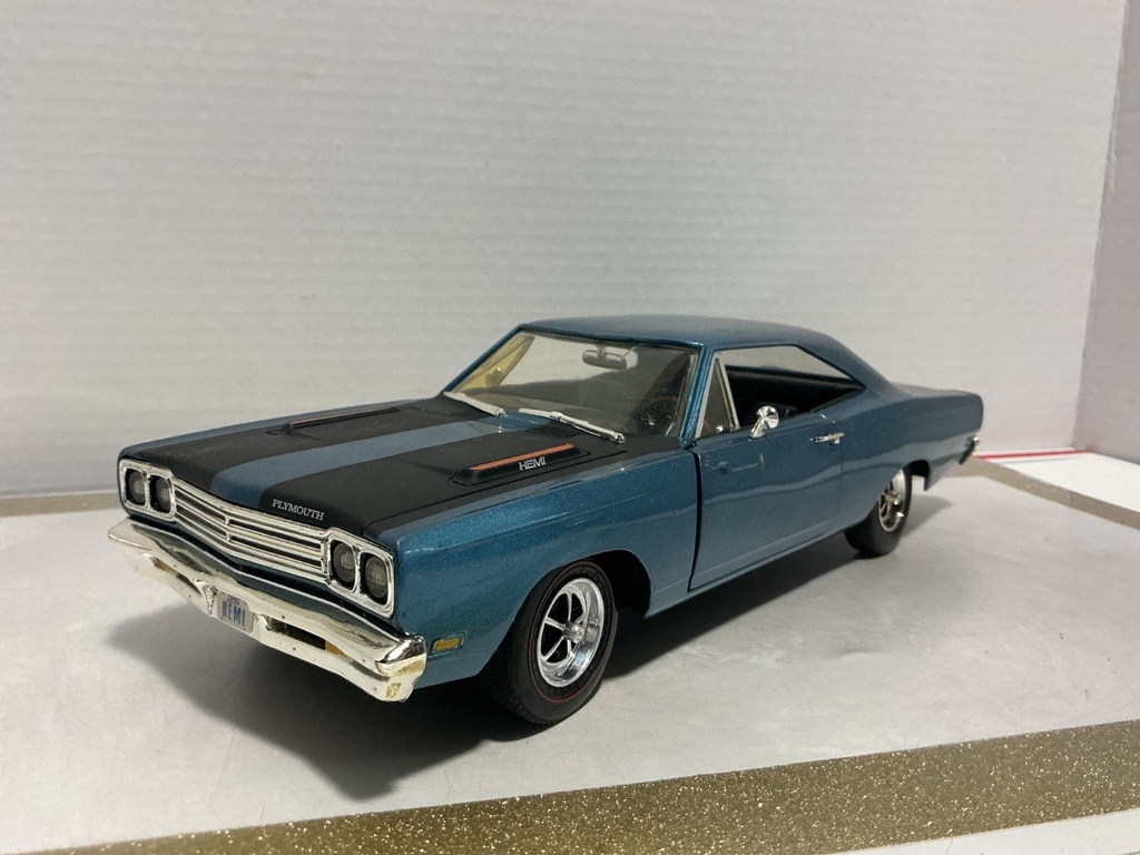 [111274] 1/18 ERTL 1969 PLYMOUTH BLUE ON BLACK ROAD RUNNER *PAINT FADE SPOT ON ROOF*