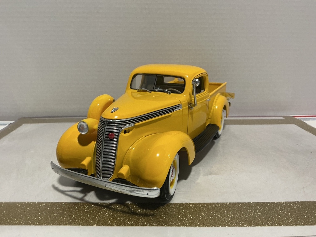 [111283] 1/18 ROAD SIGNATURE 1937 STUDEBAKER COUPE EXPESS PICK UP YELOW ON TAN