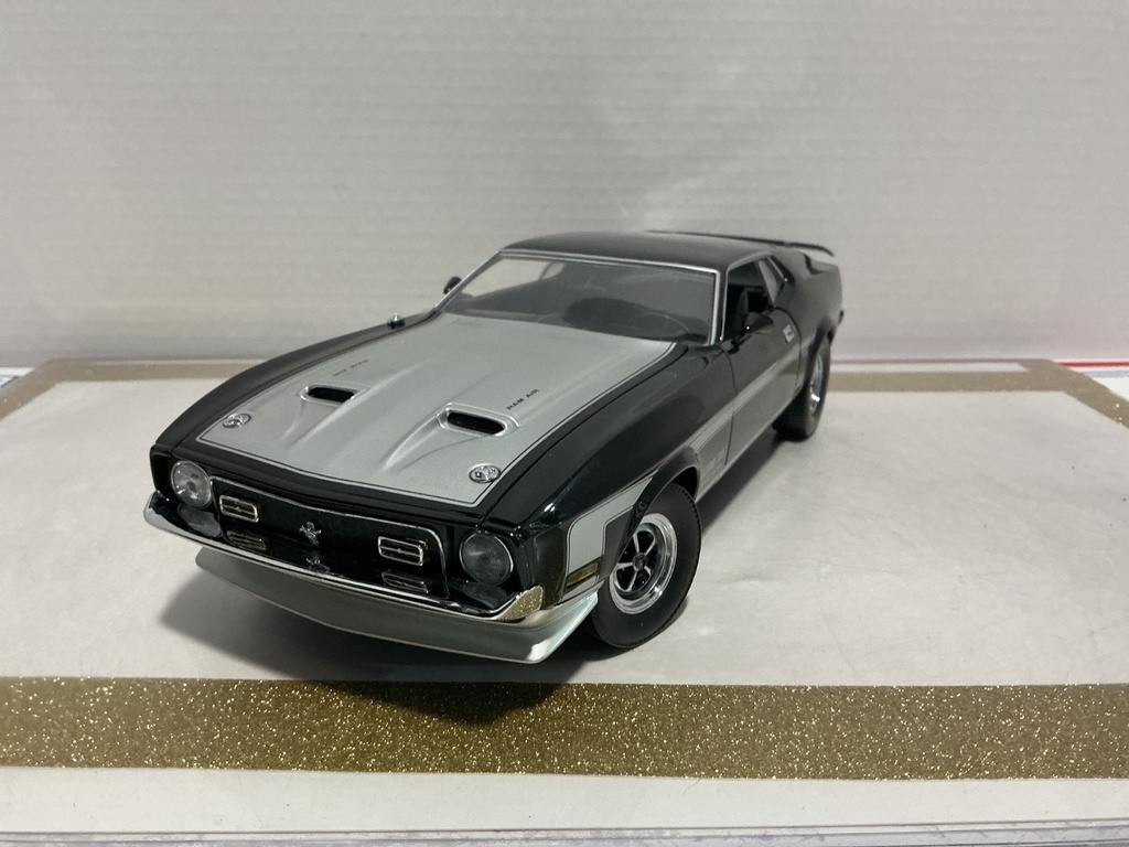 1/18 SUN STAR 1921 MUSTANG MACH 1 BOSS 351 BLACK/ SILVER ON BLACK