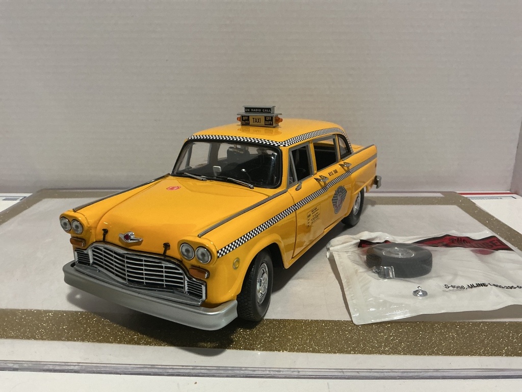 1/18 SUN STAR 1961 CHECKER A11 *BROKEN WHEEL/TIRE* YELLOW ON BLACK