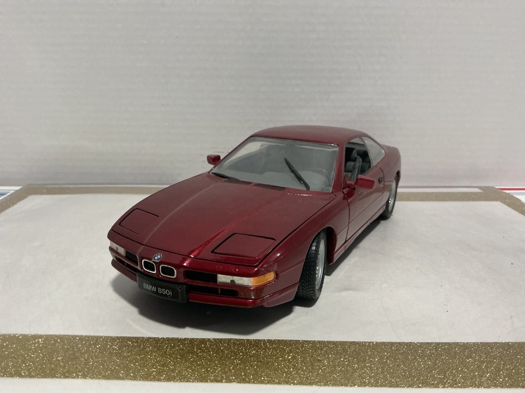 1/18 REVELL BMW 850I RED ON GREY
