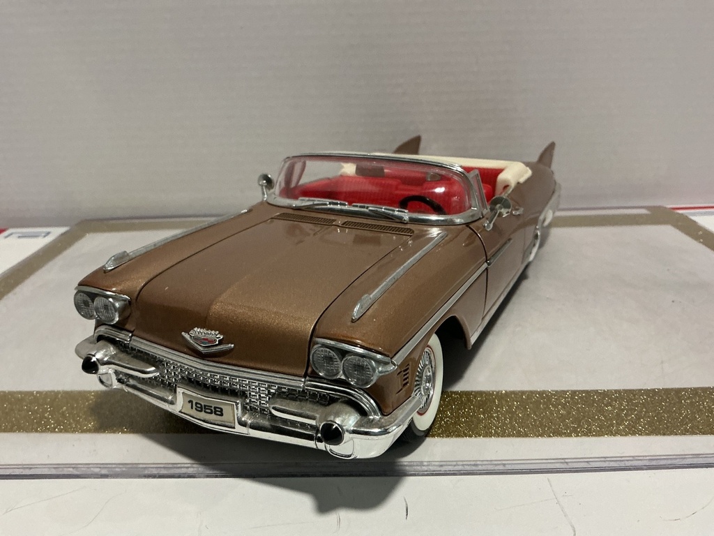 1/18 ROAD LEGENDS 1958 CADILLAC ELDORADO SEILLE LIGHT BROWN ON RED/CREAM