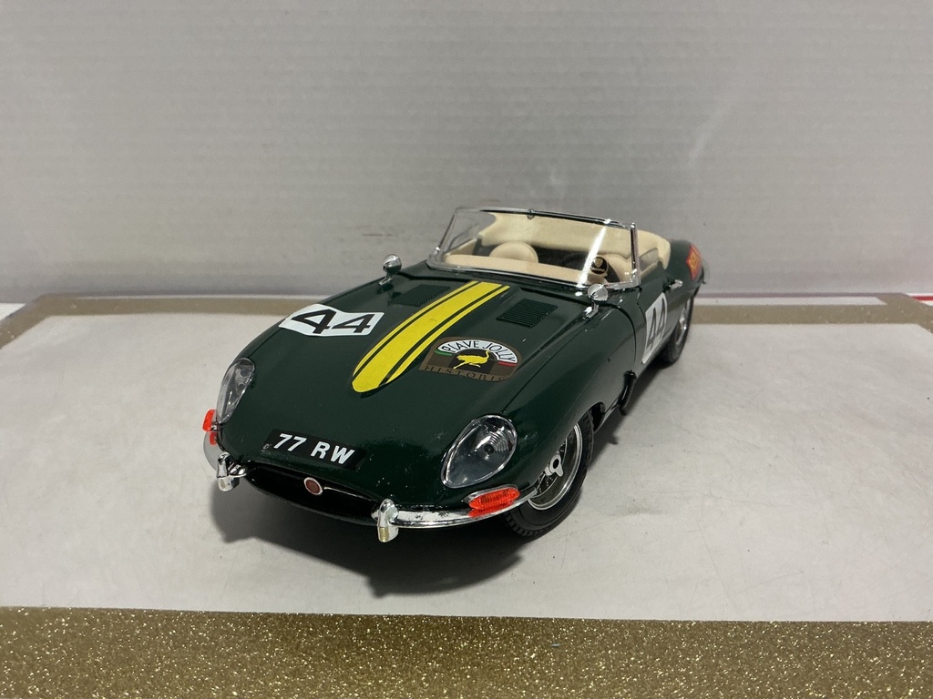 [111300] 1/18BURAGO JAGUAR ‘E’ 1961 GREEN ON TAN