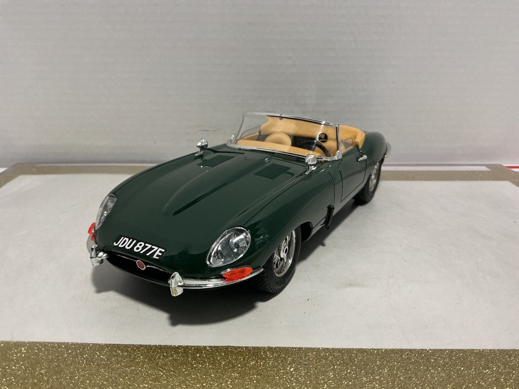 1/18BURAGO JAGUAR ‘E’ 1961 GREEN ON BROWN