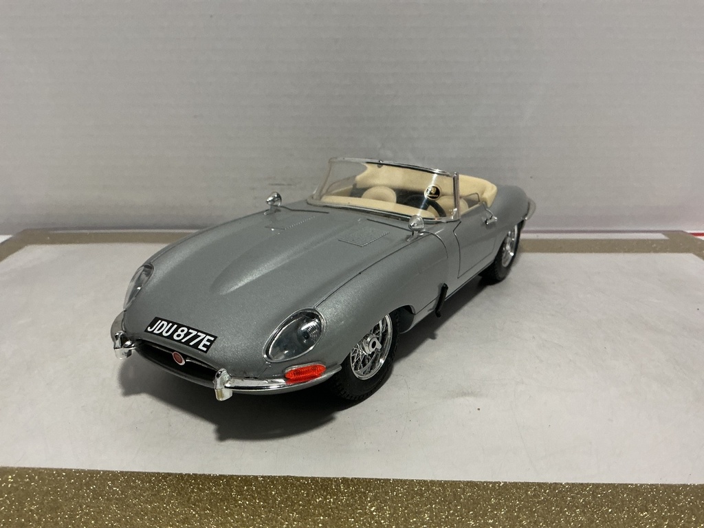 [111302] 1/18BURAGO JAGUAR “E” 1961 SILVER ON CREAM